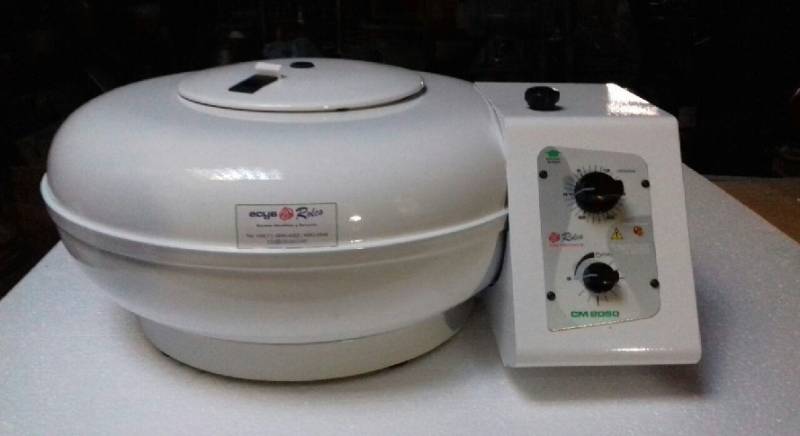 Centrífuga CM2050 Para Petróleo, Analógica, Rotor Oscilante, 4 Tubos Torpedo De 100ml